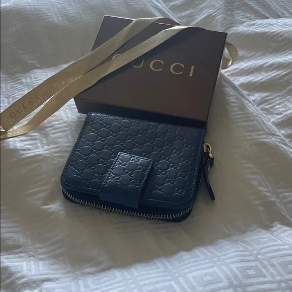 Authentic Gucci compact wallet - Picture 1 of 8
